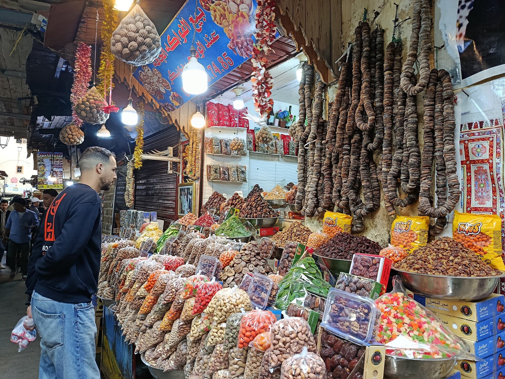 Dattel- und Trockenfruchtstand auf dem Basar in Fes, Marokko